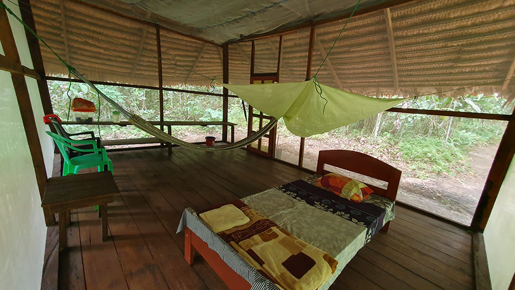 уединенный домик-тамбо для аяуаска-ретрита в джунглях Перу, обстановка внутри